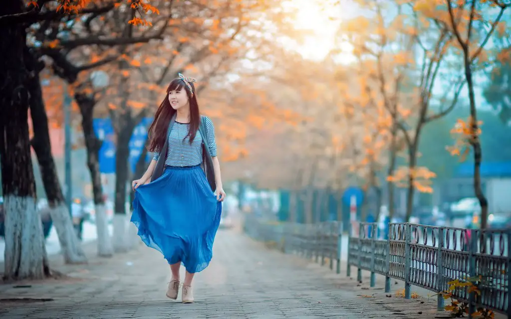 beautiful-asian-girl-walking-in-autumn